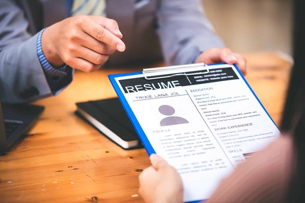 Chercheur d'emploi à Brest : comment créer votre CV ?