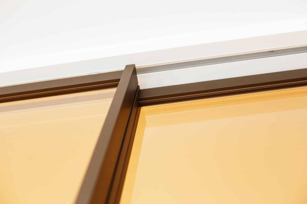 Libérez l'espace et optimisez votre intérieur : les avantages des cloisons coulissantes et escamotables