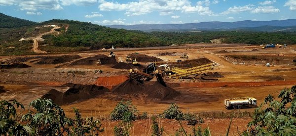 Quels sont les services de gestion des risques environnementaux essentiels pour les industries extractives ?