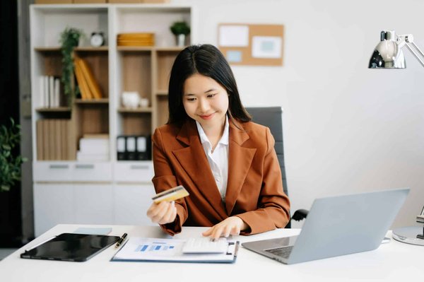 Comment choisir entre le CFA et le GRETA pour réussir dans la finance ?