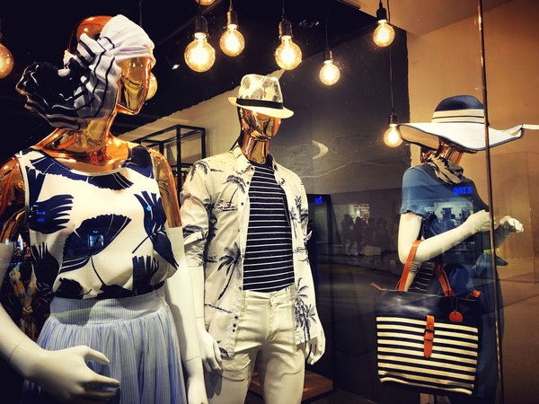 Mannequin vitrine élégant : l'essentiel pour votre boutique